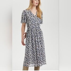 SOAKED IN LUXURY FLORAL DRESS SIZE MEDIUM